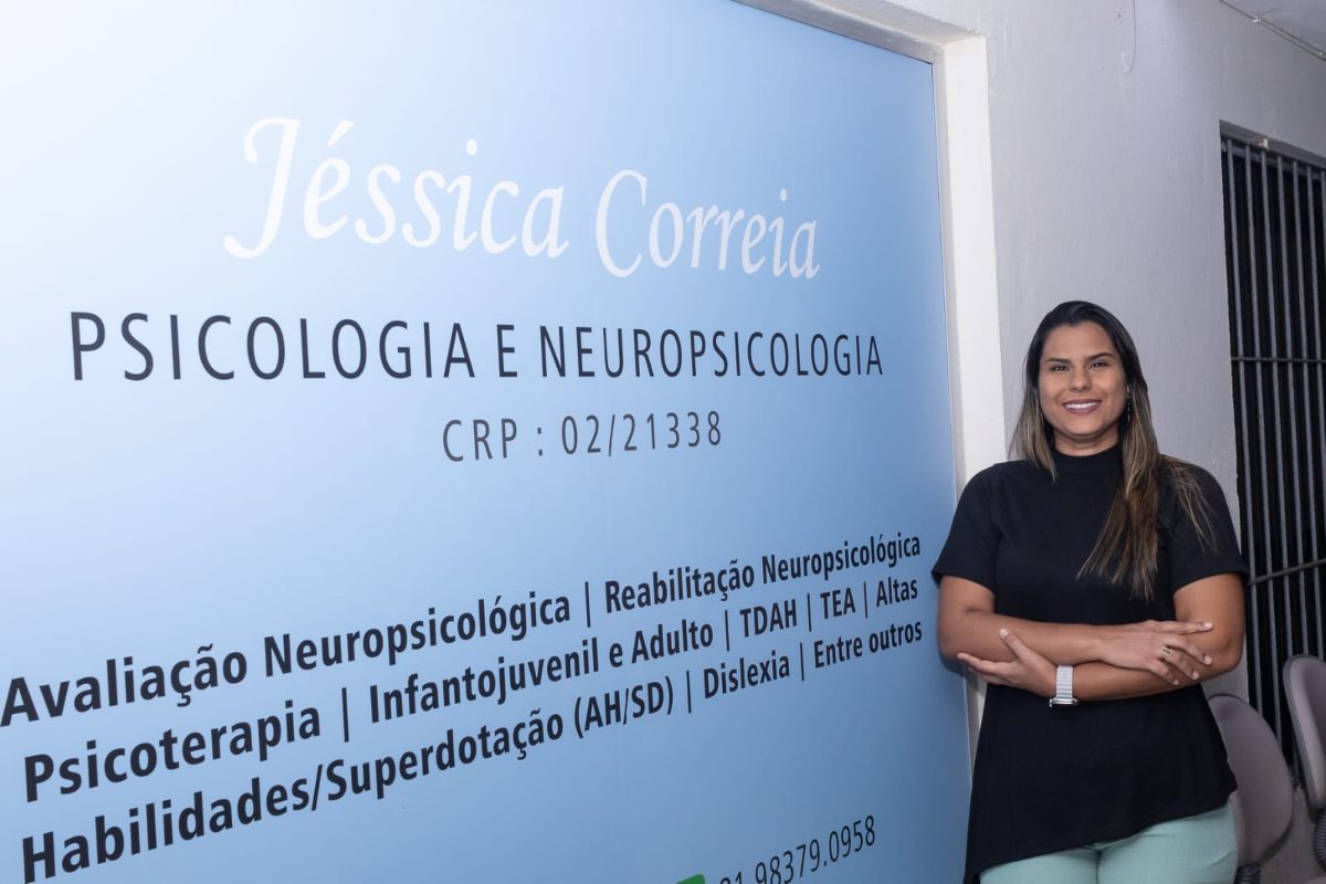 Entrada do consultório em Boa Viagem, com a placa de identificação.
