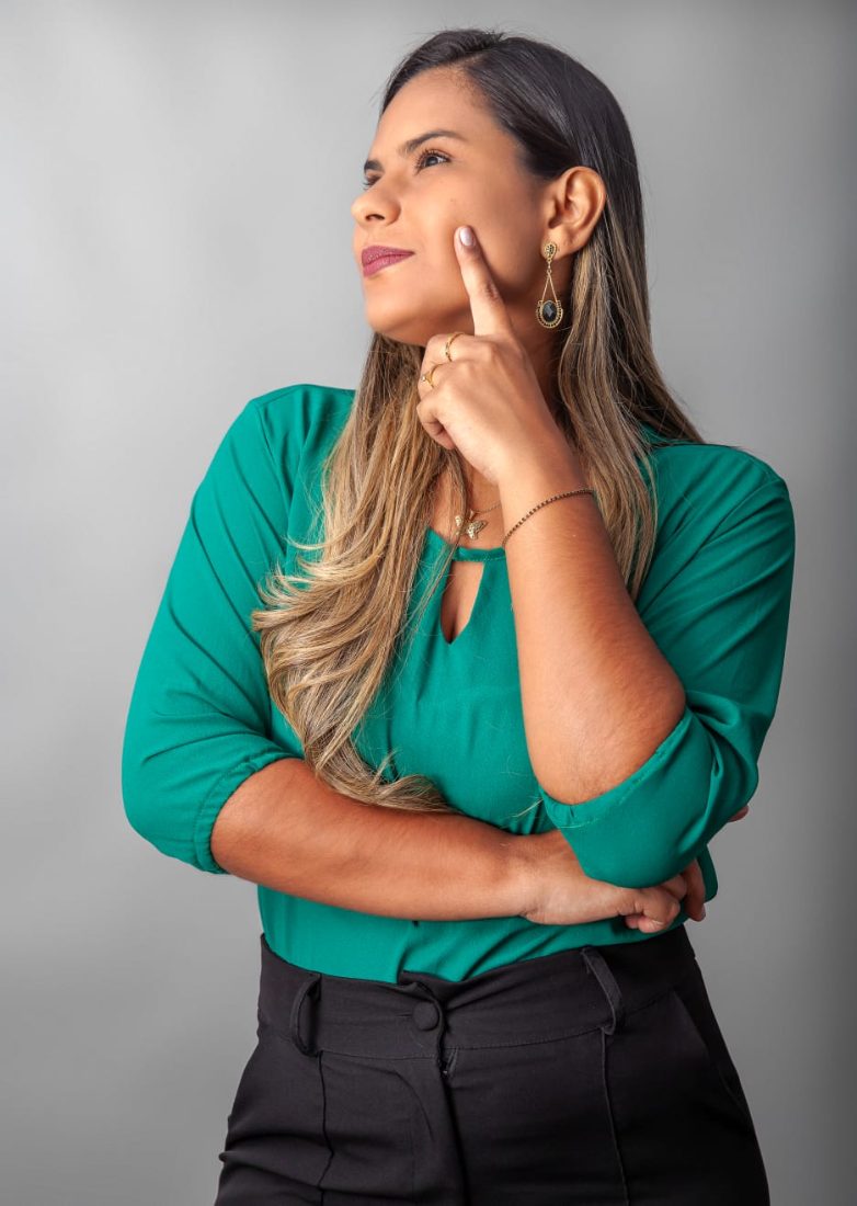 Jéssica Correia em retrato de estúdio, referência ao atendimento online.