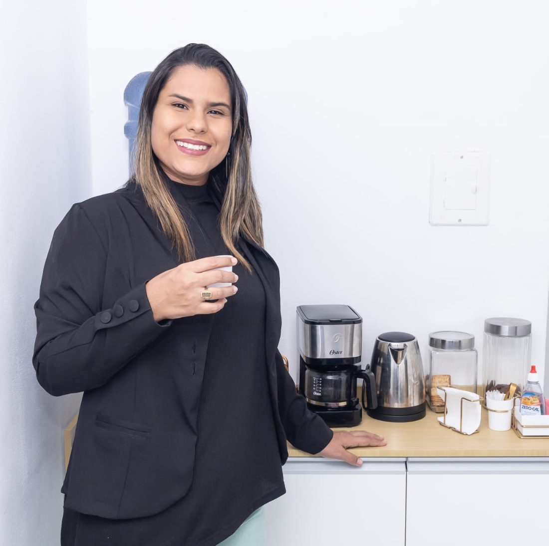 Recepção do consultório, com espaço de espera e café disponível.